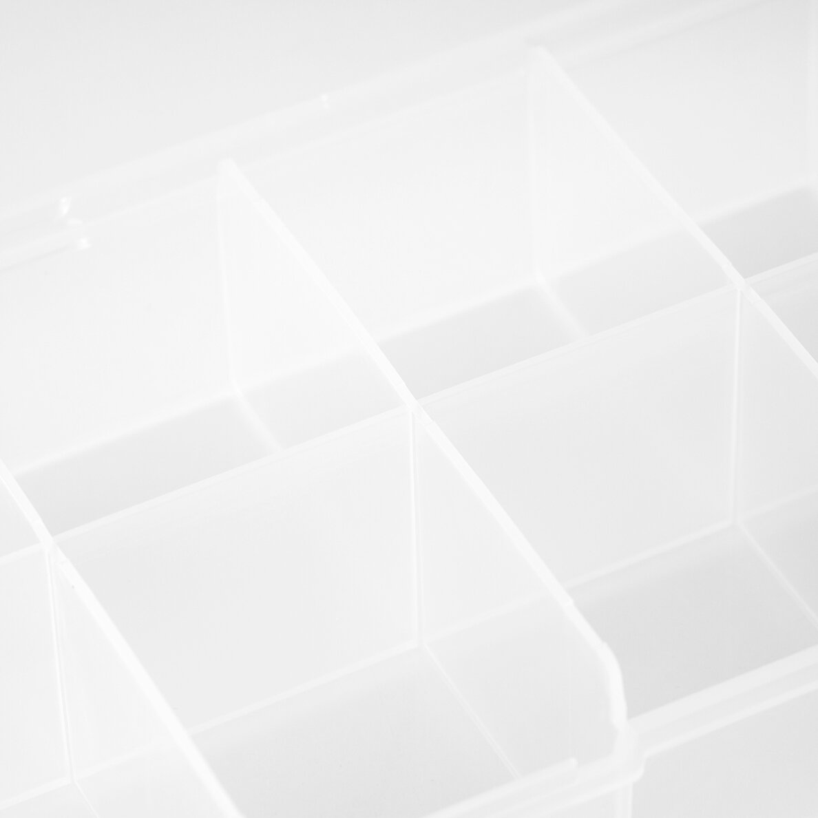 Pienten tarvikkeiden säilytysrasia C45 1