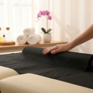 Medizinische Vliesstoffrolle 70cm×50 m, 18 g/m² (schwarz) Medizinische Vliesstoffrolle 70cm×50 m, 18 g/m² (schwarz)